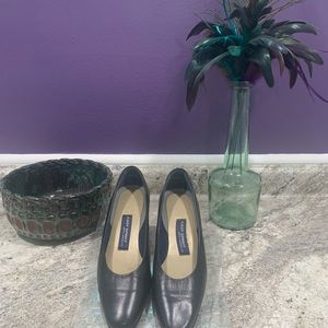 Easy Spirit 1” Navy Blue Pumps Size 7